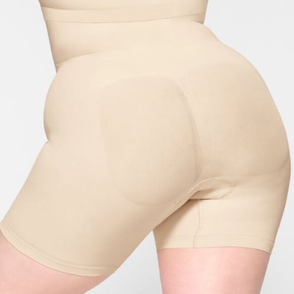Skims Seamless Sculpt Mid Thigh Short - Picture 2 of 4